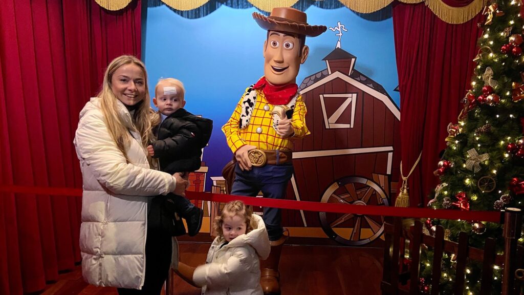 Woody ontmoeten in de lobby van Disney hotel cheyenne