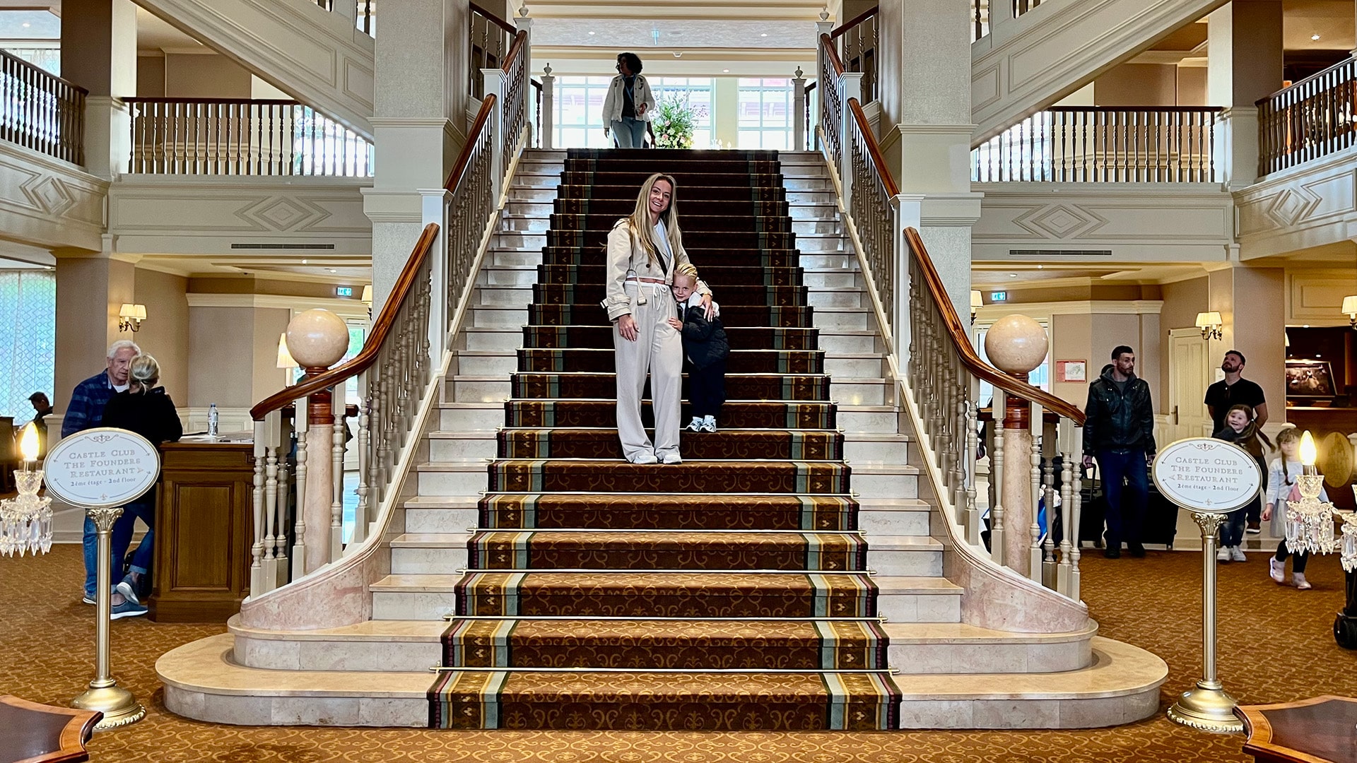 Tatjana en Jimmy op de grote trap in de lobby van het Disneyland Hotel