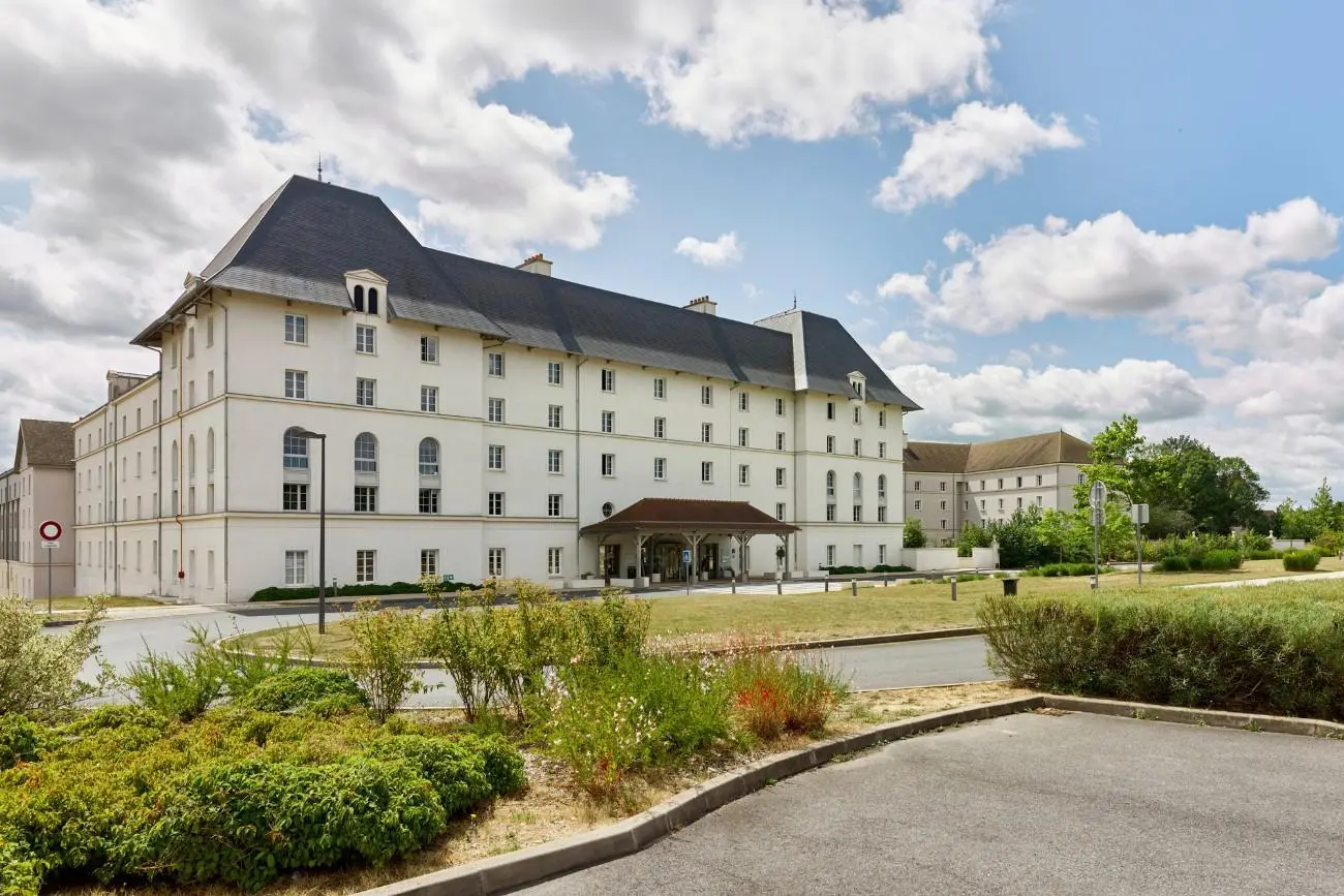 B&B Hotel Disneyland Paris van buiten, met de overdekte ingang