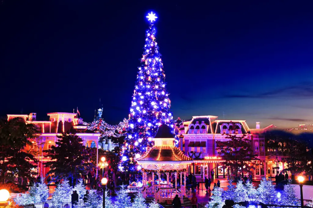 Verlichte Main Street in Disneyland Parijs op een winteravond