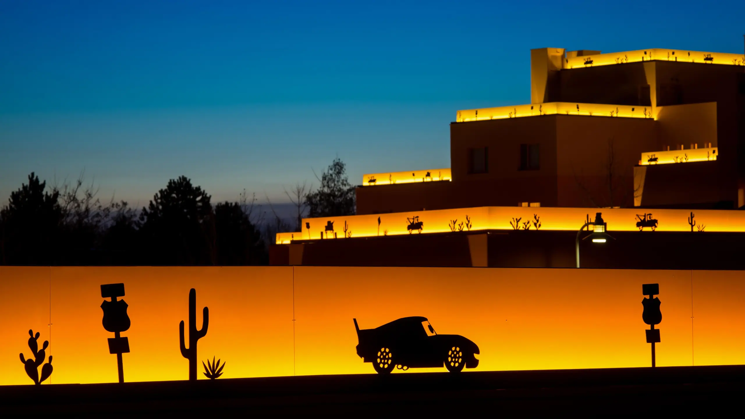 De okerkleurige gebouwen van Disney Hotel Santa Fe in Disneyland Parijs