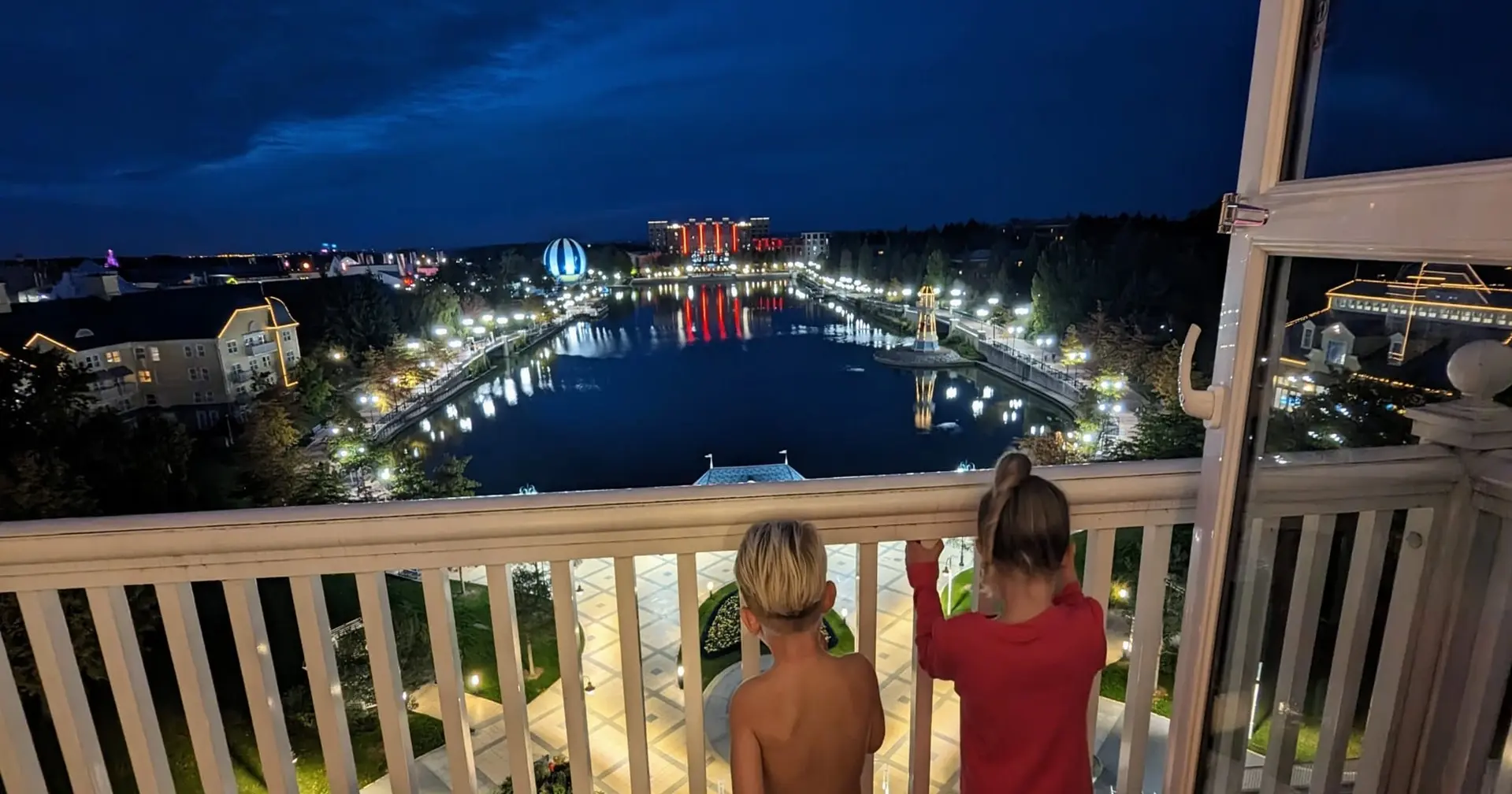 Uitzicht over Lake Disney vanaf onze Compass Club-kamer in Newport Bay Club