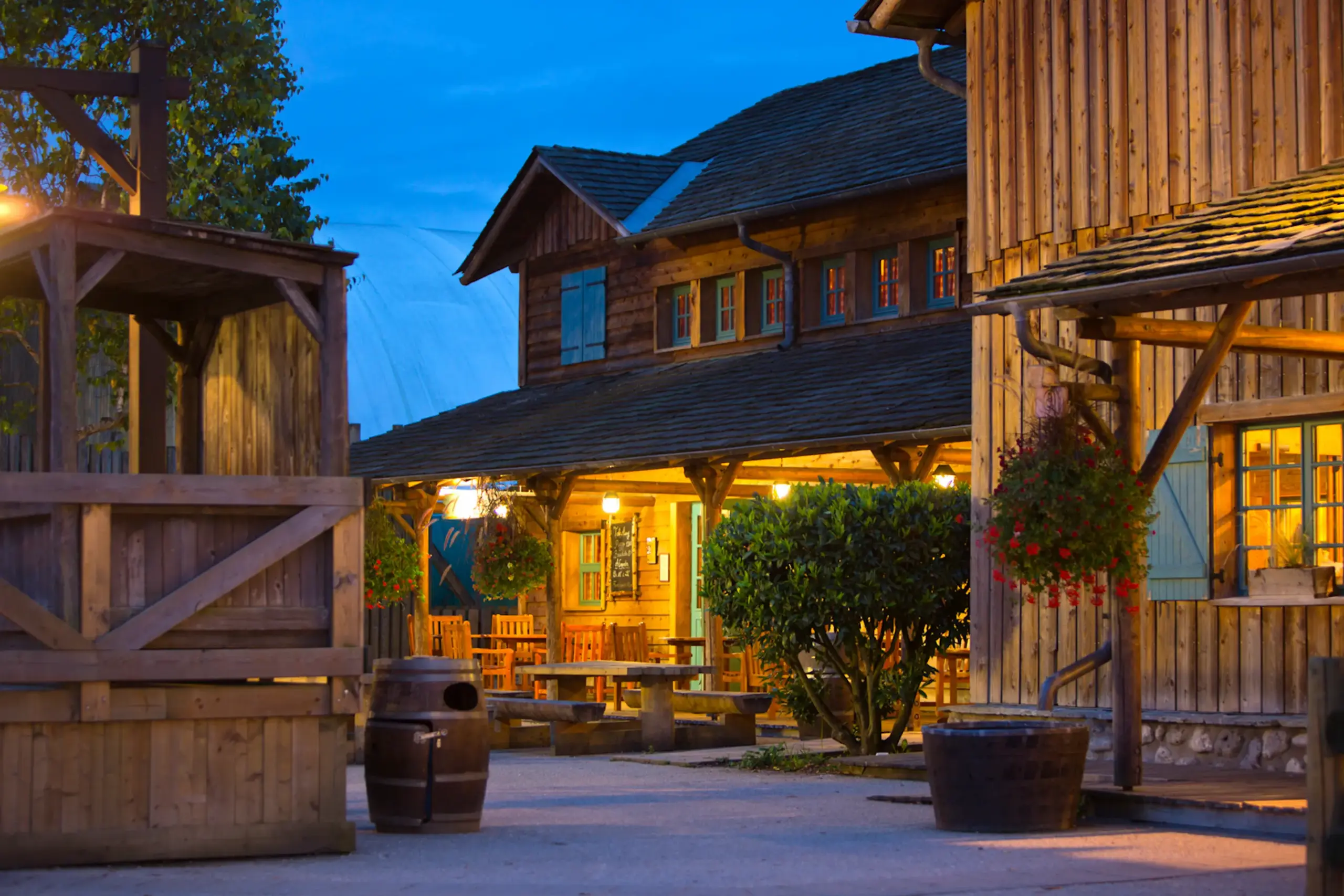 Houten blokhutten tussen de bomen op Disney Davy Crockett Ranch