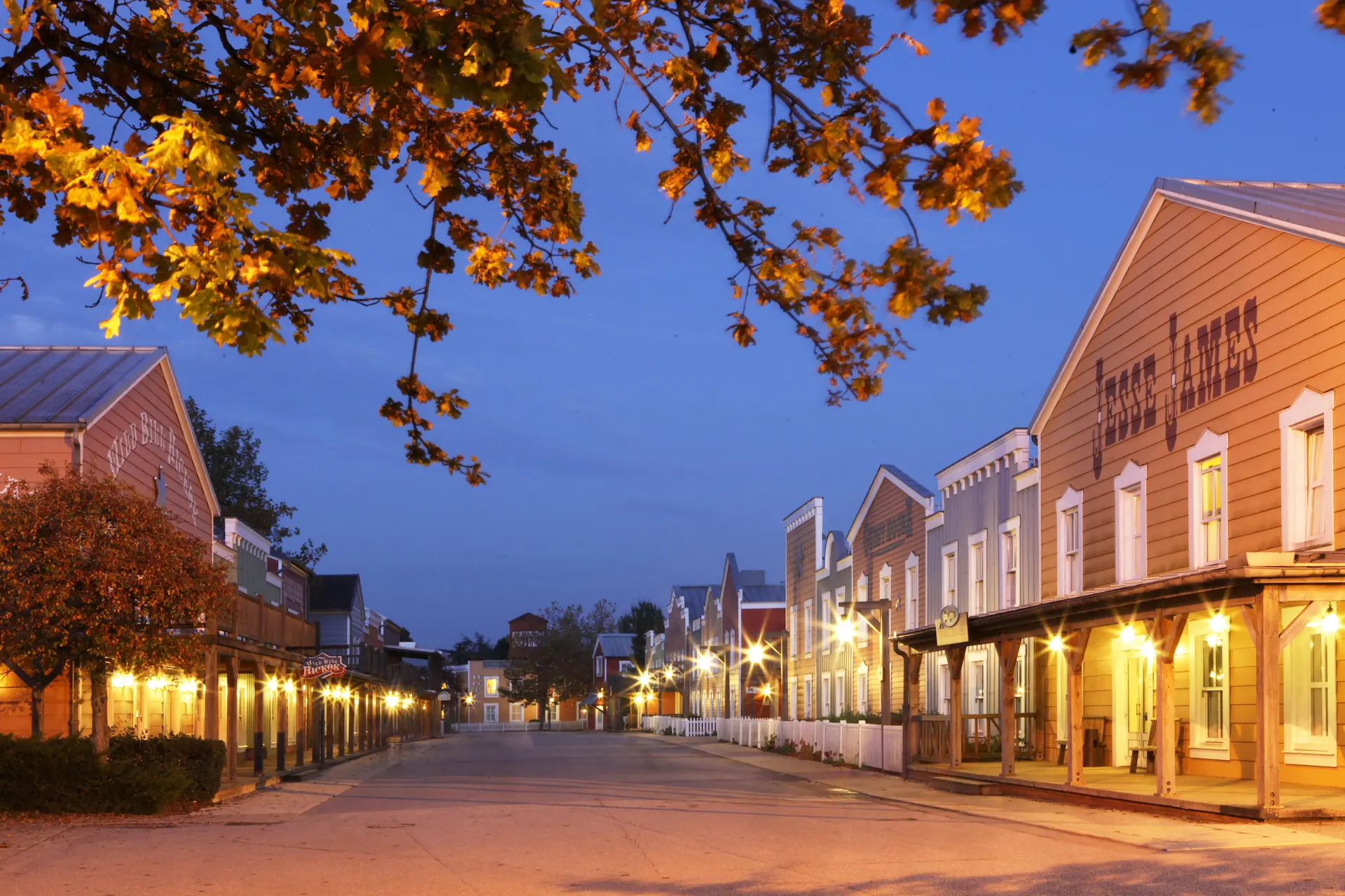 De houten gevels van Disney Hotel Cheyenne in de stijl van een stadje uit het Wilde Westen