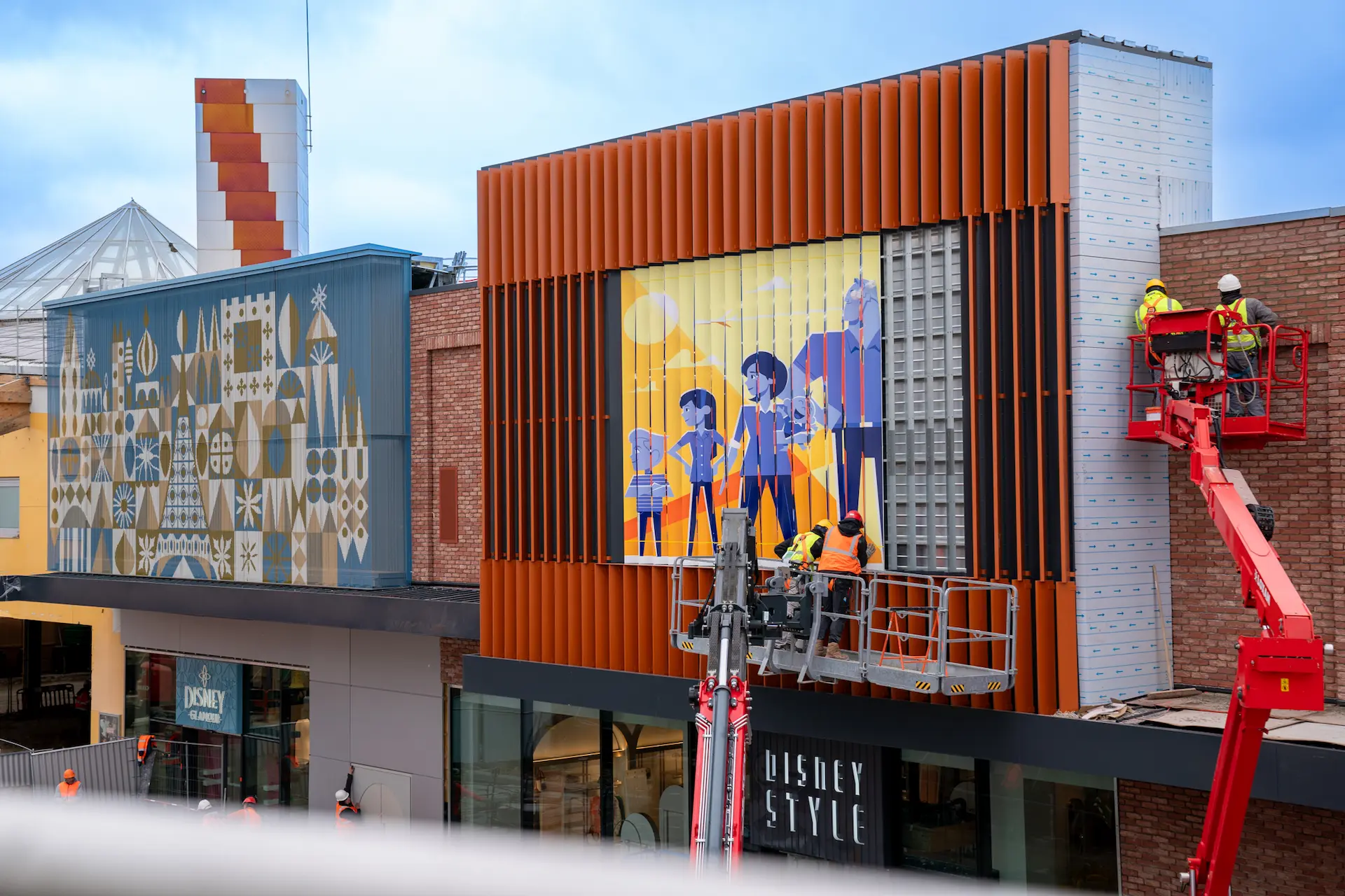 De nieuwe gevels van Disney Style en Disney Glamour in Disney Village, tijdens de verbouwing